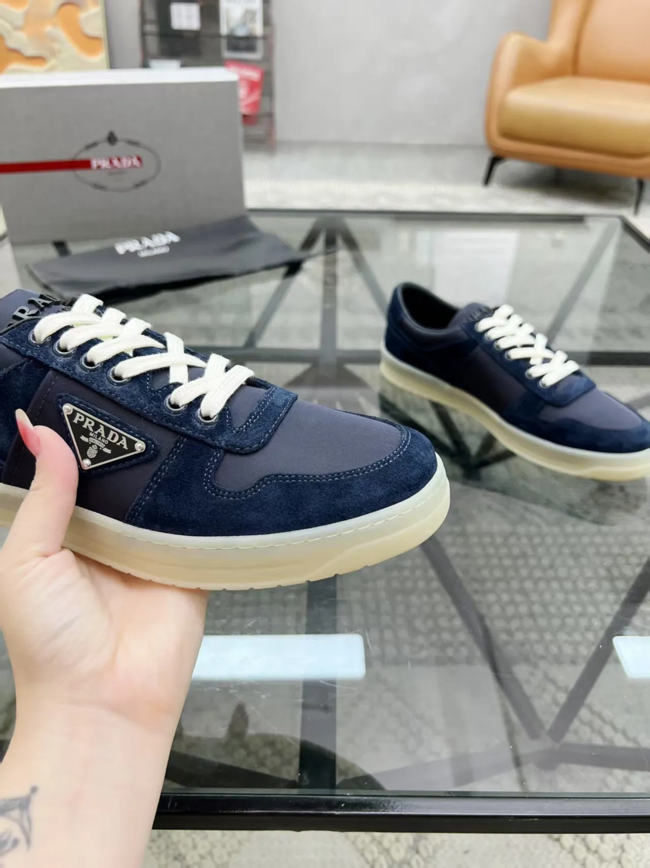Factory price: 400💰Prada new men's leather sports shoes, the highest version on the market, any comparison is welcome🆚! The original leather has excellent texture and is super high-end! Fetal sheep net lining imported from Italy, removable pad! Luxurious materials and fine workmanship, highly recommended! Code number: 38-44, customized 45